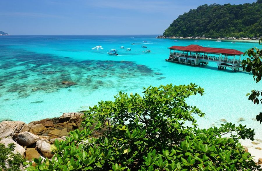 Lagon turquoise cristallin des îles Perhentian en Malaisie