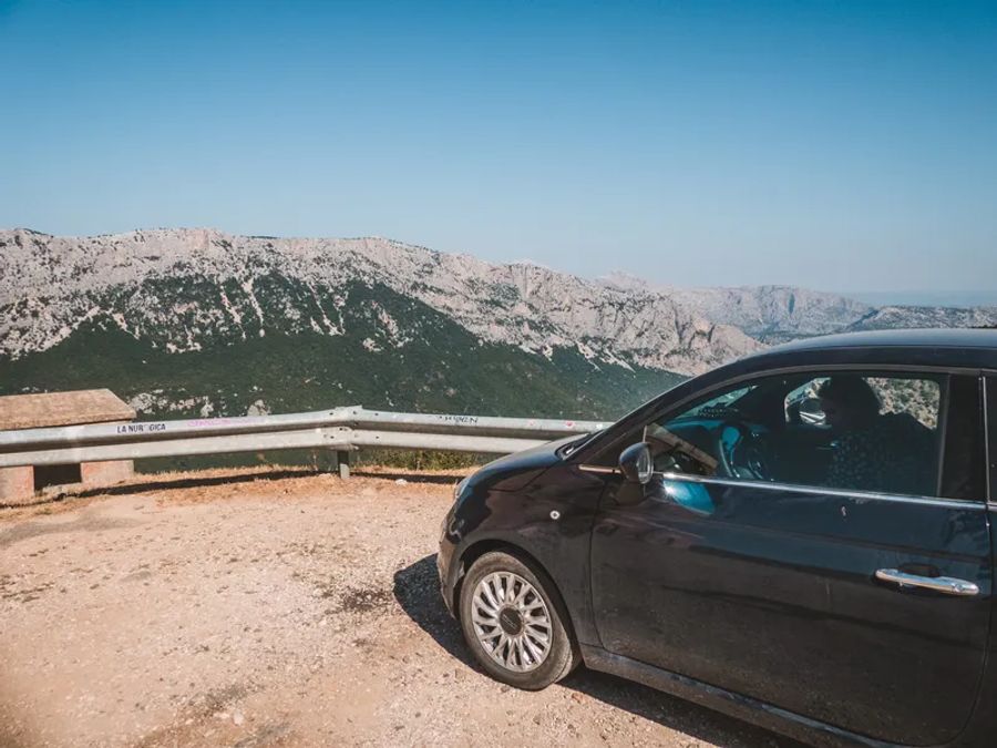 Notre voiture loué pour notre road trip de 2 semaines en Sardaigne