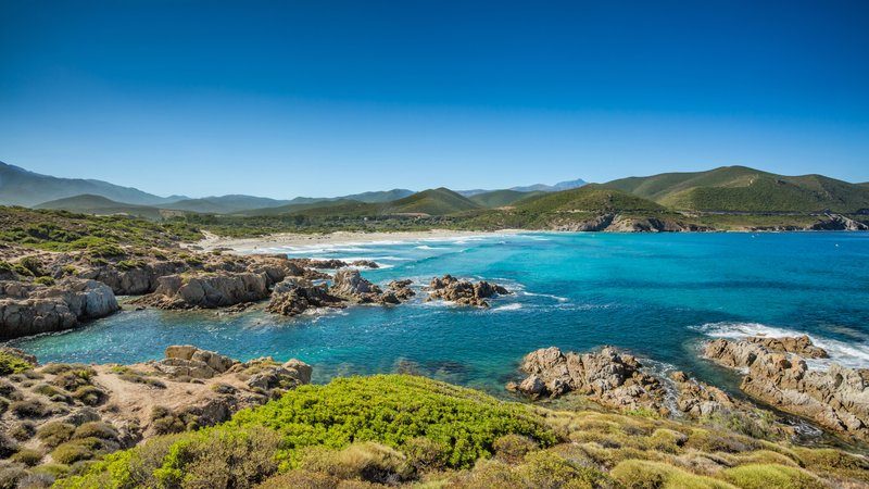 Vue panoramique sur le désert des Agriates en Corse avec ses plages isolées et ses eaux turquoises.