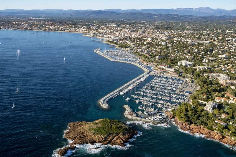 Une vue aérienne de Fréjus