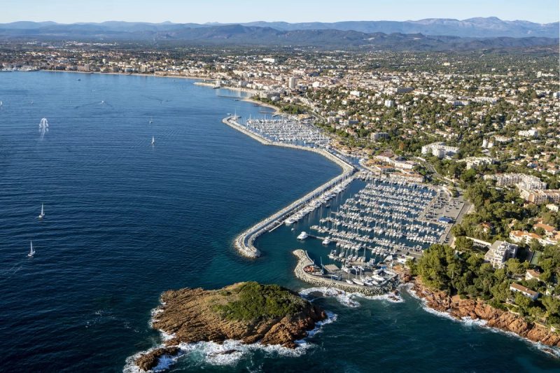 Une vue aérienne de Fréjus