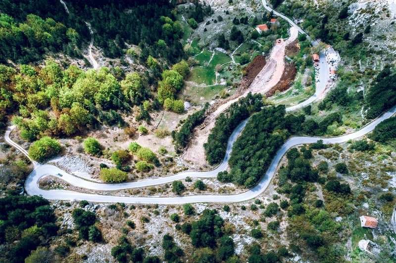 Vue aérienne de la célèbre route serpentine entre Kotor et le parc national du Lovćen au Monténégro.