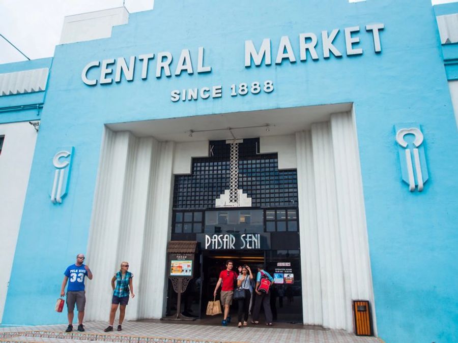 Entrée bleue du Marché Central de Kuala Lumpur, un lieu emblématique depuis 1888.