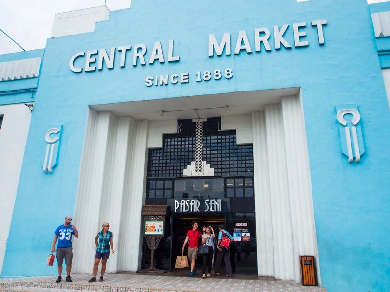 Entrée bleue du Marché Central de Kuala Lumpur, un lieu emblématique depuis 1888.