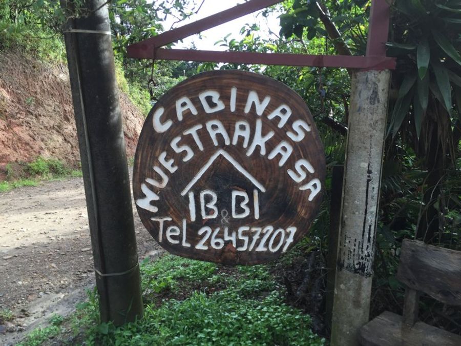 Panneau en bois de l’entrée du Cabinas Nuestra Kasa à Monteverde