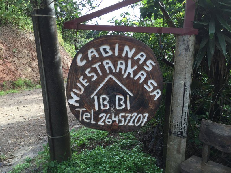 Panneau en bois de l’entrée du Cabinas Nuestra Kasa à Monteverde