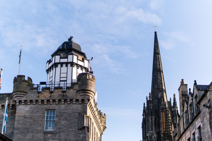Tourelle et façade de Camera Obscura and World of Illusions sur la Royal Mile à Édimbourg.