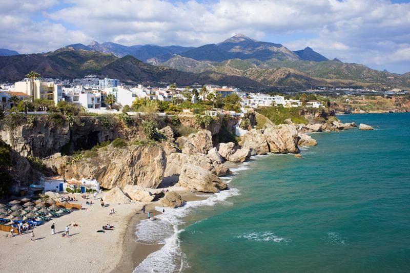 Côte de Nerja avec des falaises surplombant la mer à Malaga, Espagne.