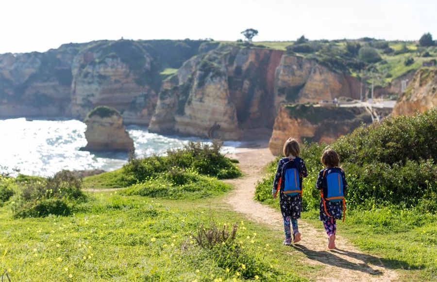 Deux enfants marchant le long des falaises côtières près de Lagos.
