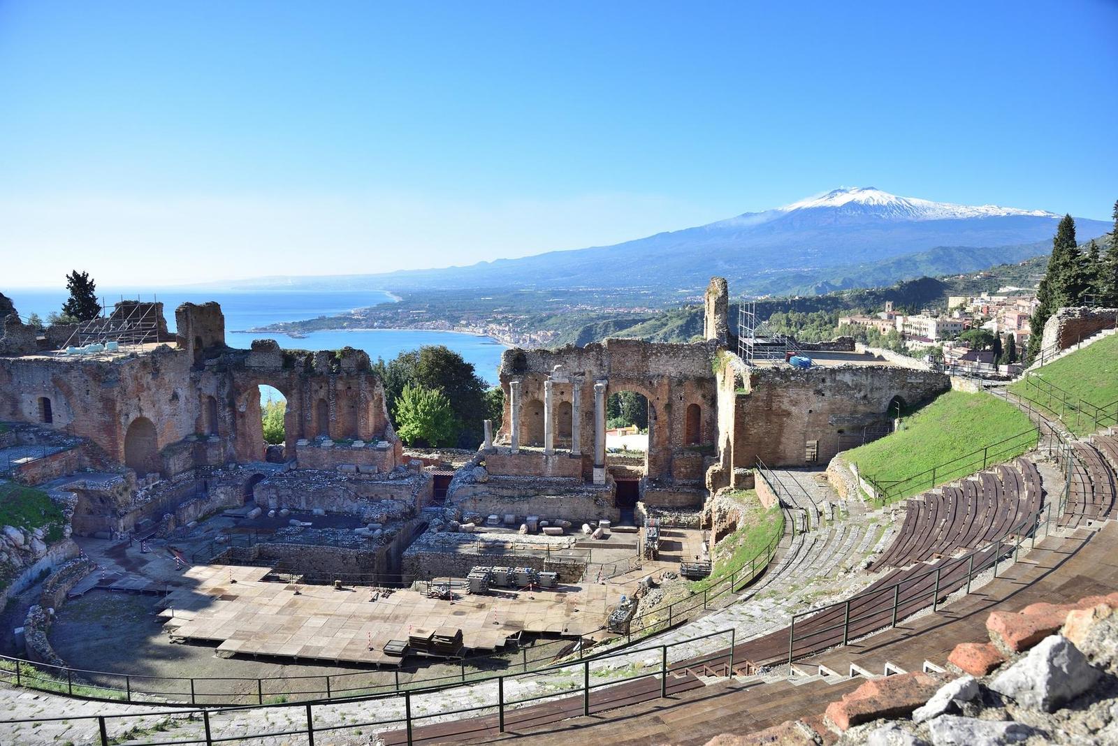 Vue du Théâtre grec de Taormine avec l'Etna en arrière-plan, surplombant la mer Ionienne en Sicile.