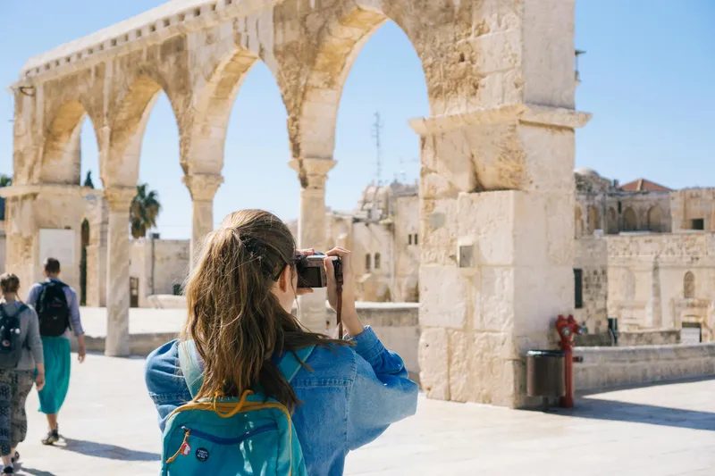 Un travel planner qui prend en photo un monument