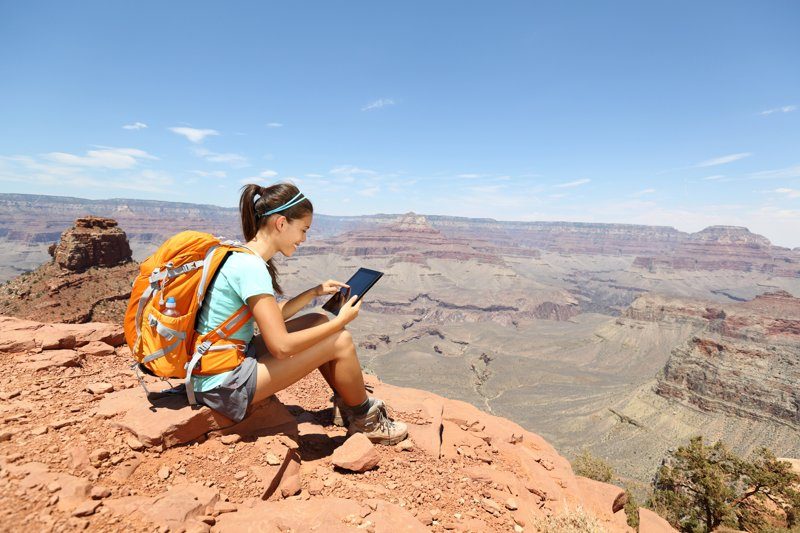 Jeune femme assise au bord d