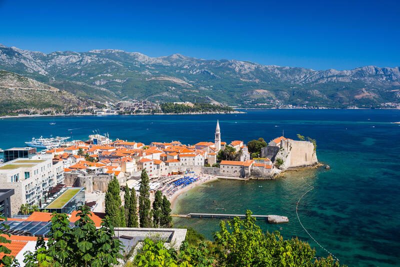 Vue panoramique sur la vieille ville fortifiée de Budva et ses toits orangés au bord de la mer Adriatique, Monténégro