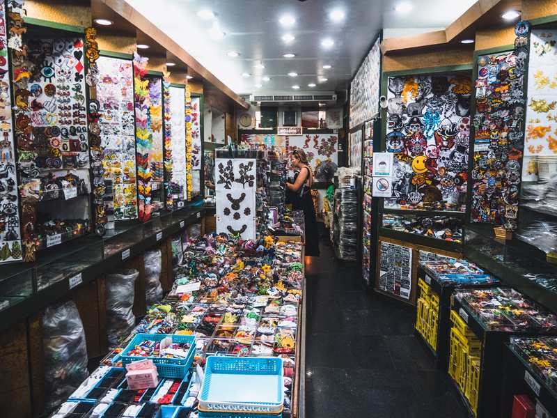 Intérieur d’une boutique colorée au marché Sampheng.