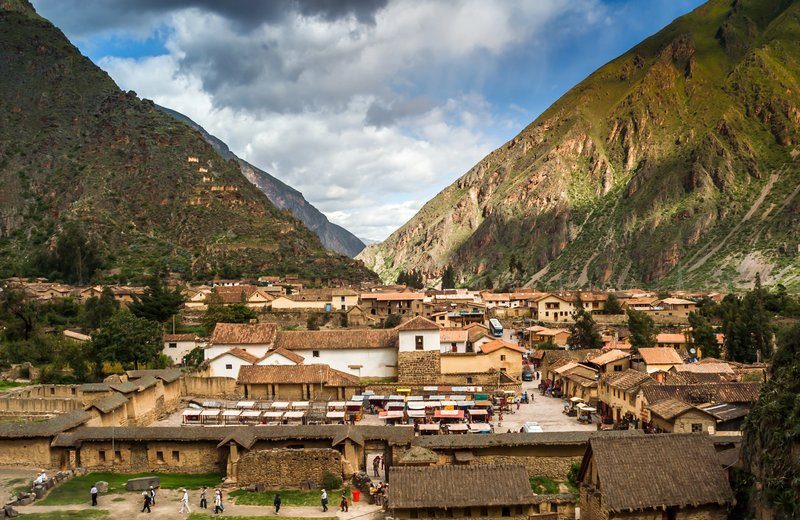 Vue panoramique du village andin d’Ollantaytambo entouré de montagnes verdoyantes dans la Vallée sacrée au Pérou