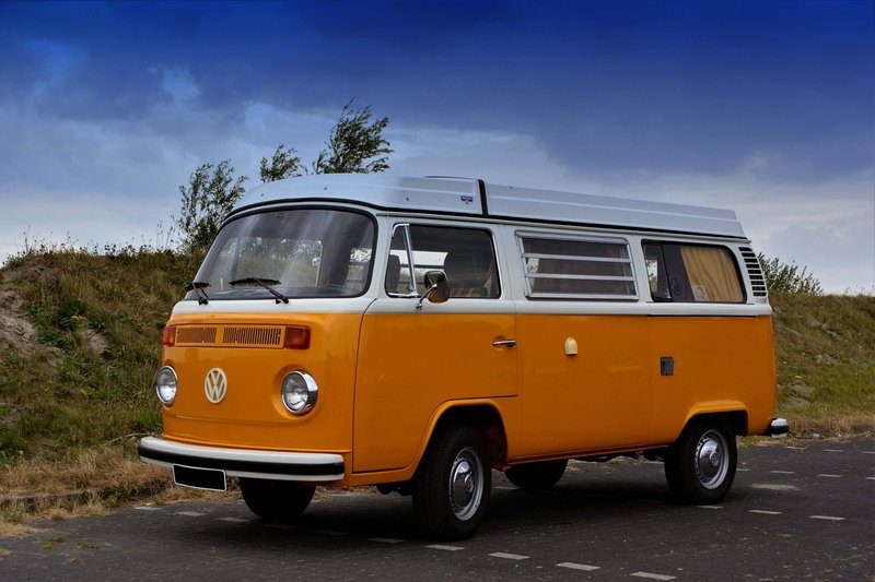 Van Volkswagen prêt pour un road trip à travers l