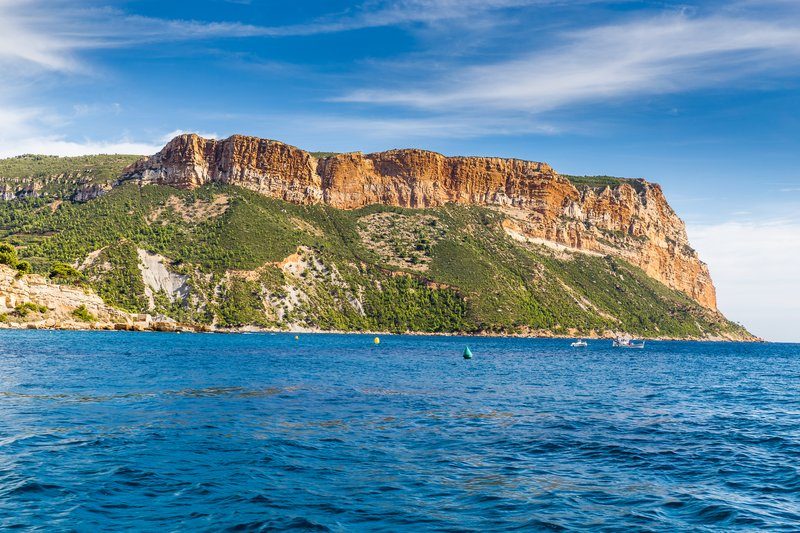 Le Cap Canaille vu depuis la mer, avec ses falaises impressionnantes.