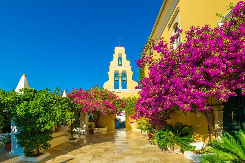 Monastère de Paleokastritsa entouré de bougainvilliers colorés et d
