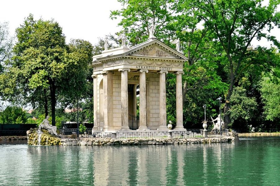 Un temple dans le parc de la Villa Borghese à Rome.