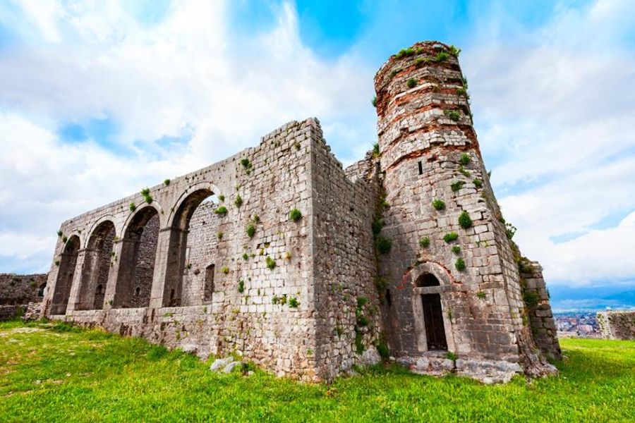 Les ruines historiques du château de Rozafa à Shkodër, perchées sur une colline avec vue sur la vallée environnante.