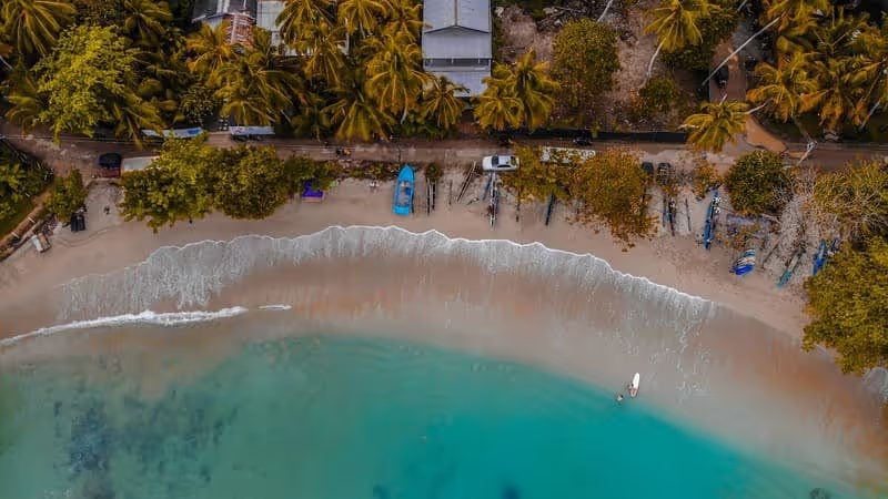 Vue aérienne de la baie de Hiriketiya, plage secrète des surfers sur la côte sud du Sri Lanka.