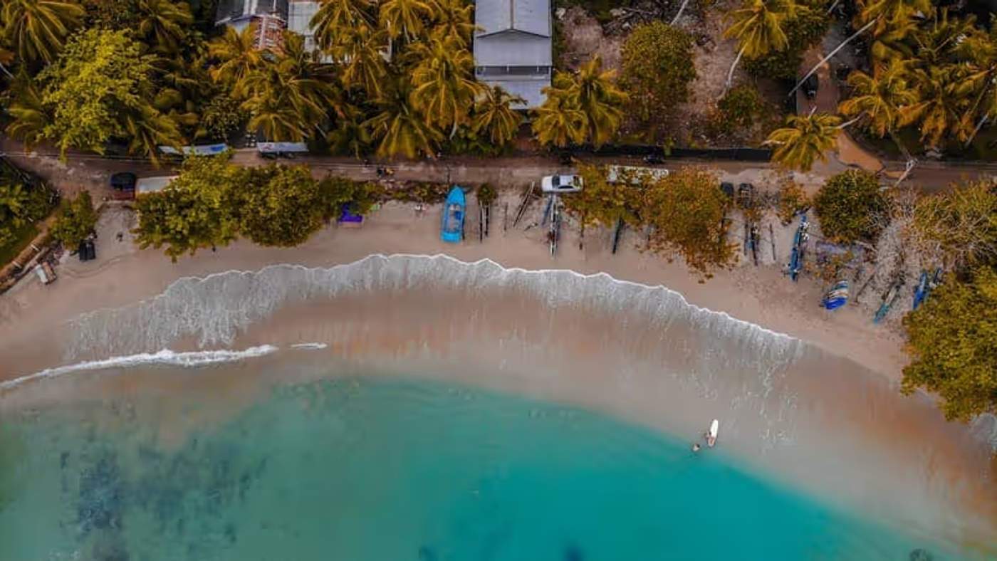 Vue aérienne de la baie de Hiriketiya, plage secrète des surfers sur la côte sud du Sri Lanka.