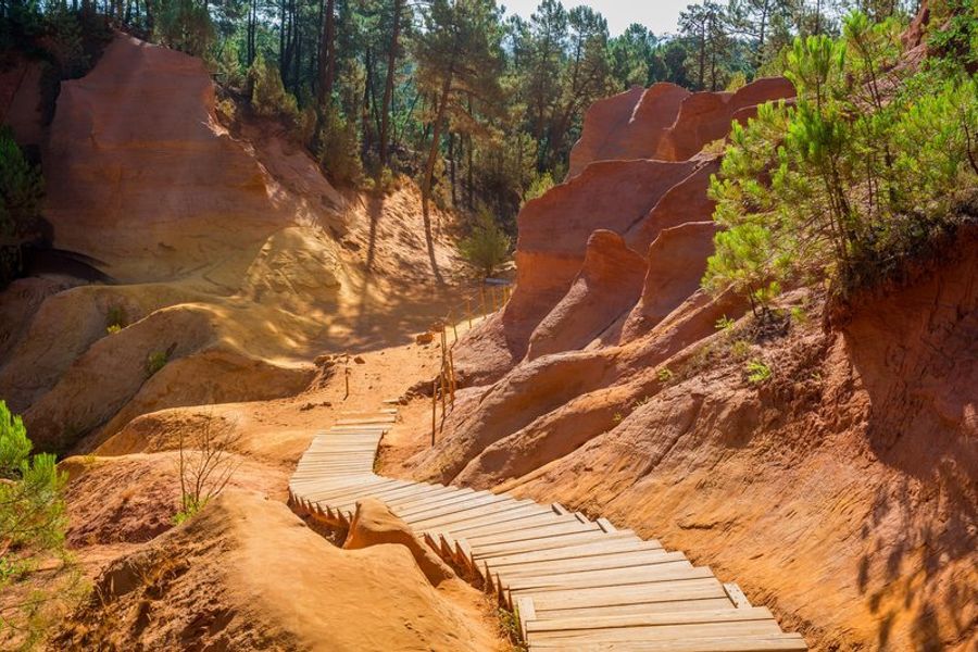 Sentier des Ocres à Roussillon avec ses couleurs vibrantes de rouge et d’orange.