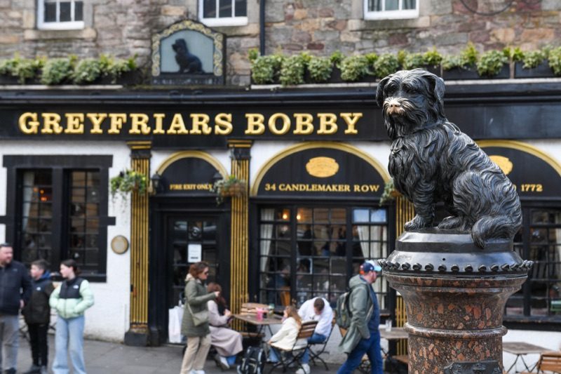 Statue de Greyfriars Bobby devant le pub historique du même nom à Édimbourg