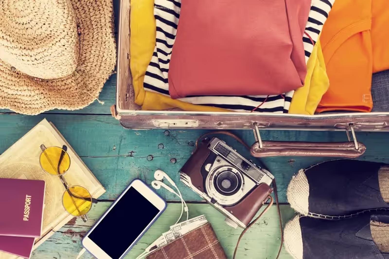 Une valise avec plusieurs affaires