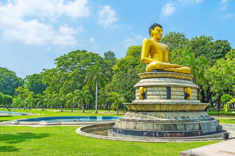 Statue dorée de Bouddha dans le parc Viharamahadevi à Colombo.