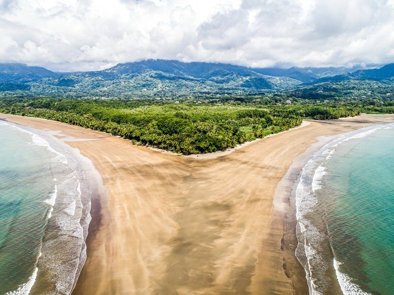 Vue aérienne de la formation en forme de queue de baleine sur la plage d