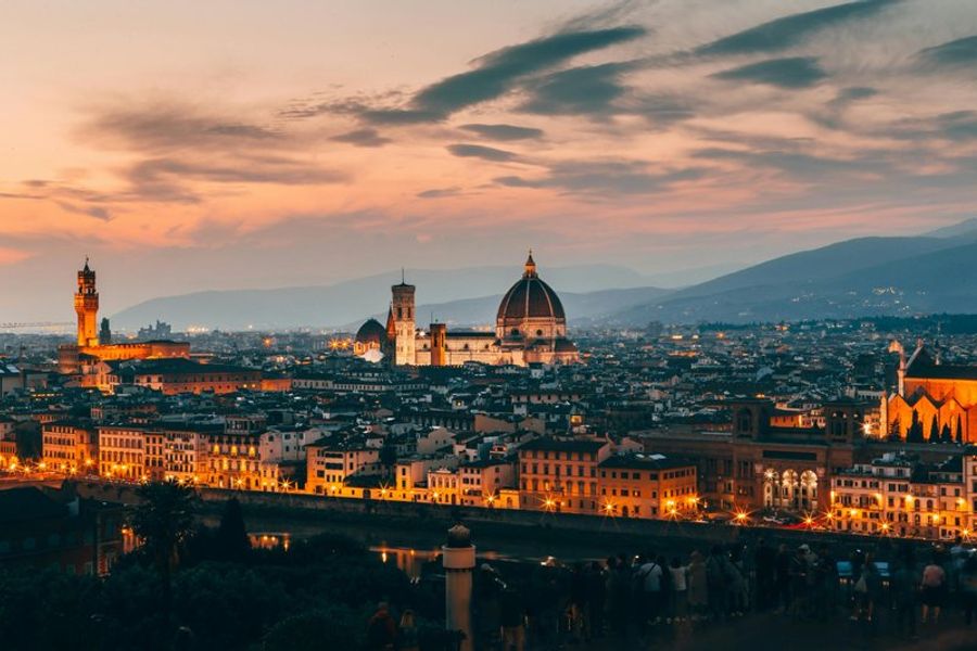 Vue panoramique de Florence au coucher du soleil avec la cathédrale Santa Maria del Fiore.