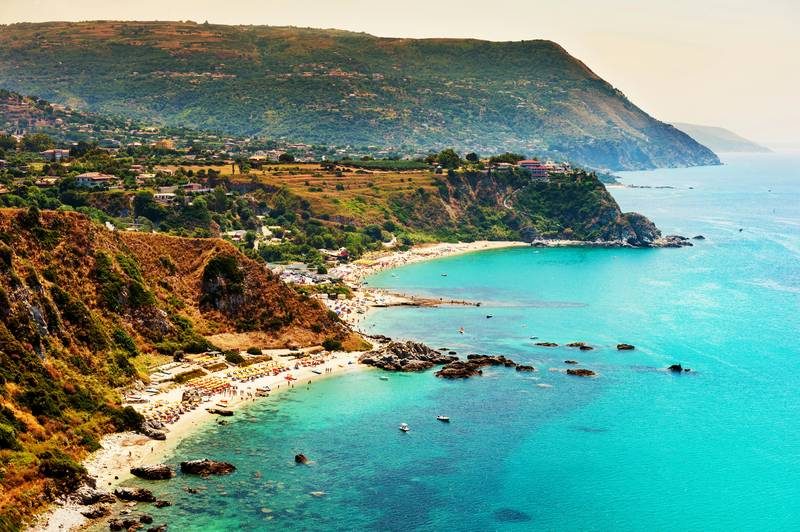 Vue aérienne de Capo Vaticano avec ses falaises et plages turquoise.