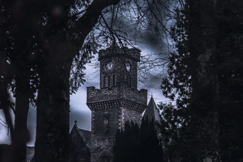 Tour en pierre entourée d’arbres près de Fort Augustus en Écosse
