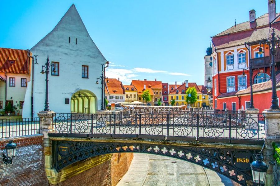 Le pont des mensonges, monument emblématique de Sibiu en Roumanie, sous un ciel clair.