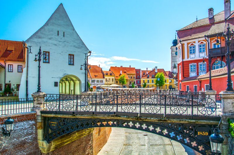 Le pont des mensonges, monument emblématique de Sibiu en Roumanie, sous un ciel clair.