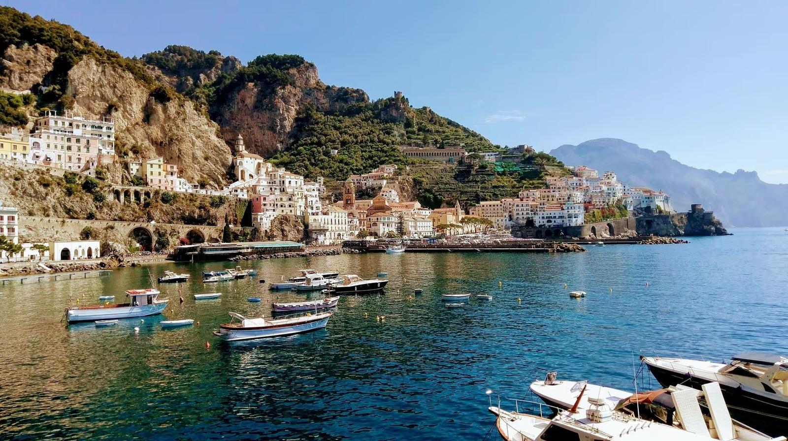 Une vue sur la côte d'Amalfi avec des bateaux amarrés