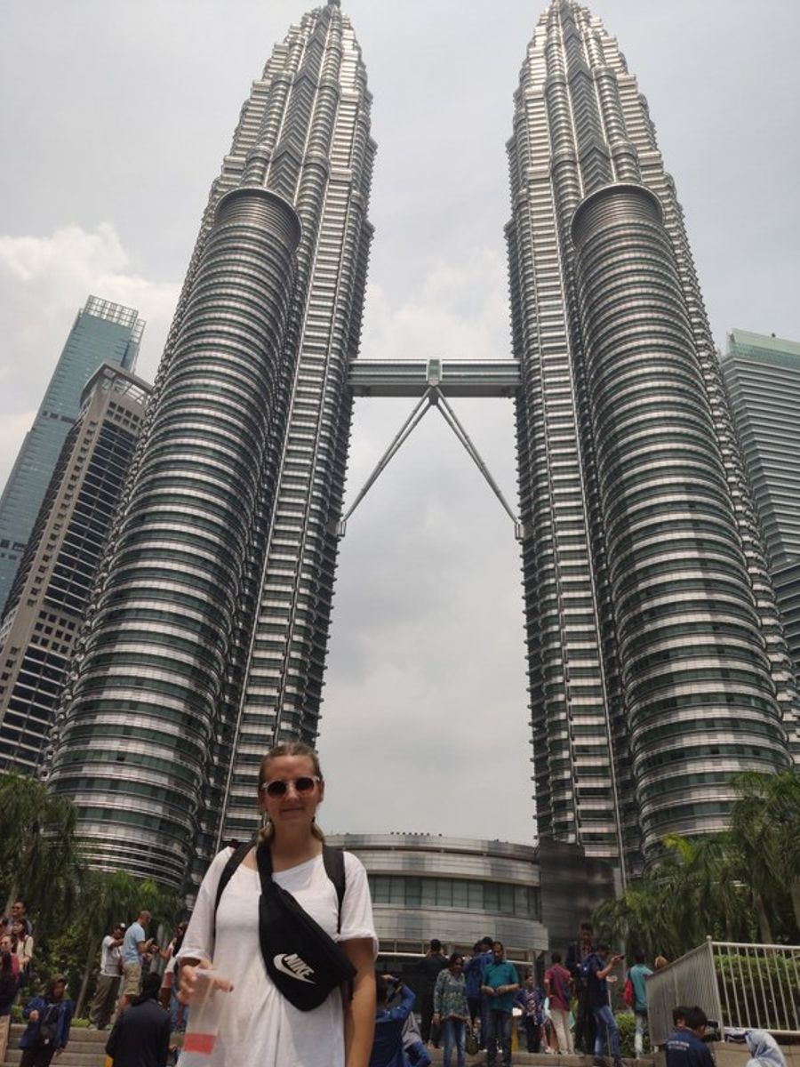 Maud devant les Tours Petronas à Kuala Lumpur