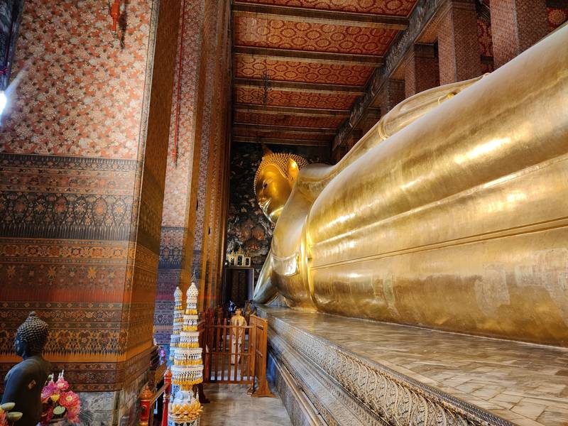 Bouddha couché doré au Wat Pho à Bangkok, Thaïlande, dans un temple richement décoré.