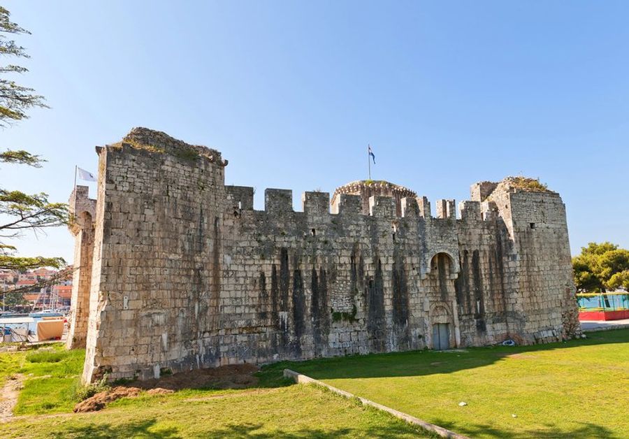 La forteresse de Kamerlengo dans la vieille ville de Trogir, Croatie, sous un ciel clair.