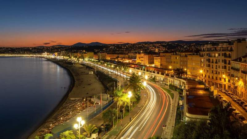 La promenade des anglais à Nice de nuit