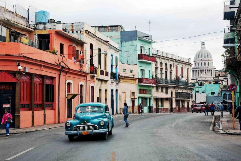 Rues colorées de La Havane avec une voiture ancienne