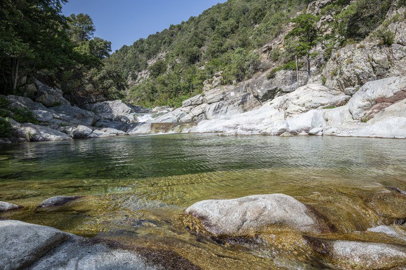 Les piscines naturelles de Chisa en Corse, parfaites pour une baignade au cœur de la nature.