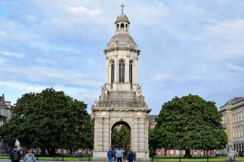 Tour emblématique du Trinity College à Dublin
