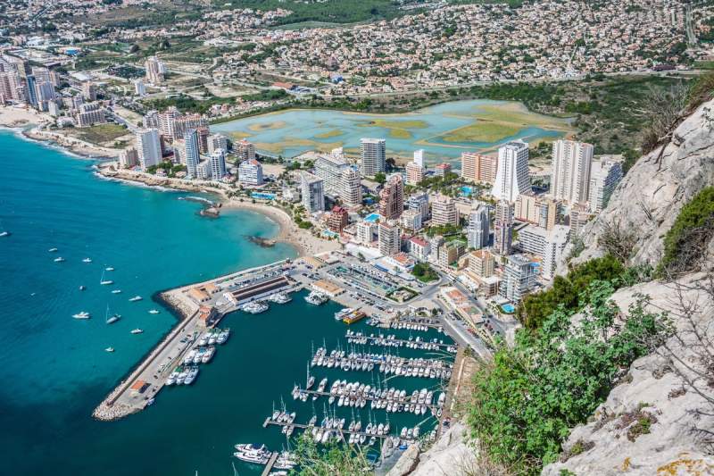 Vue panoramique de la ville d'Alicante avec le port et les plages.