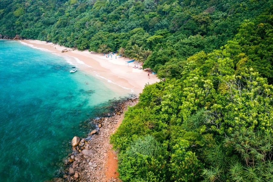 Vue aérienne de Jungle Beach entourée de végétation tropicale, près de Galle