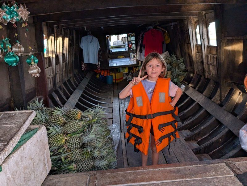 Anna en gilet de sauvetage à bord d