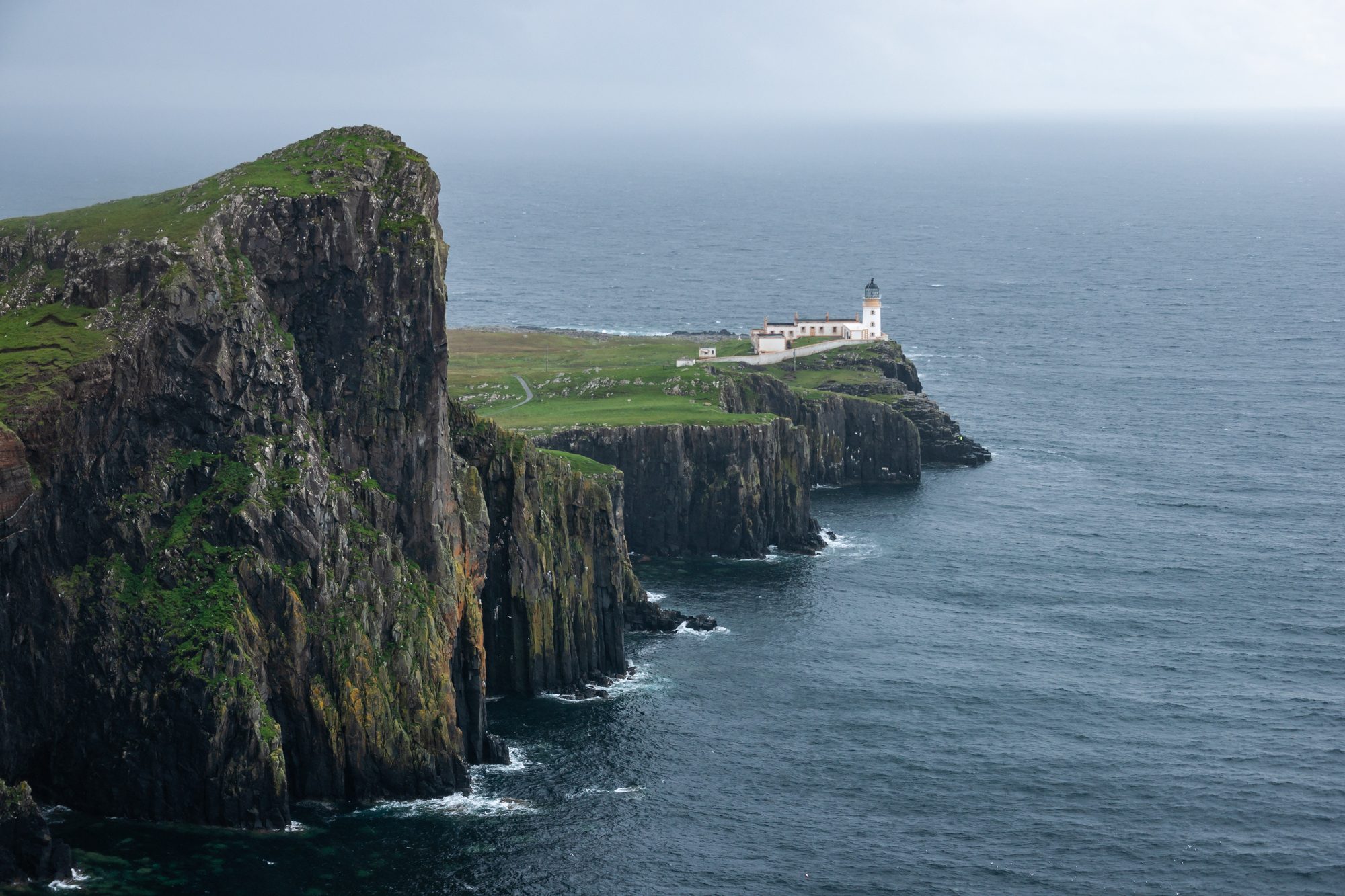 Phare de Neist Point au bord des falaises de l’île de Skye, en Écosse