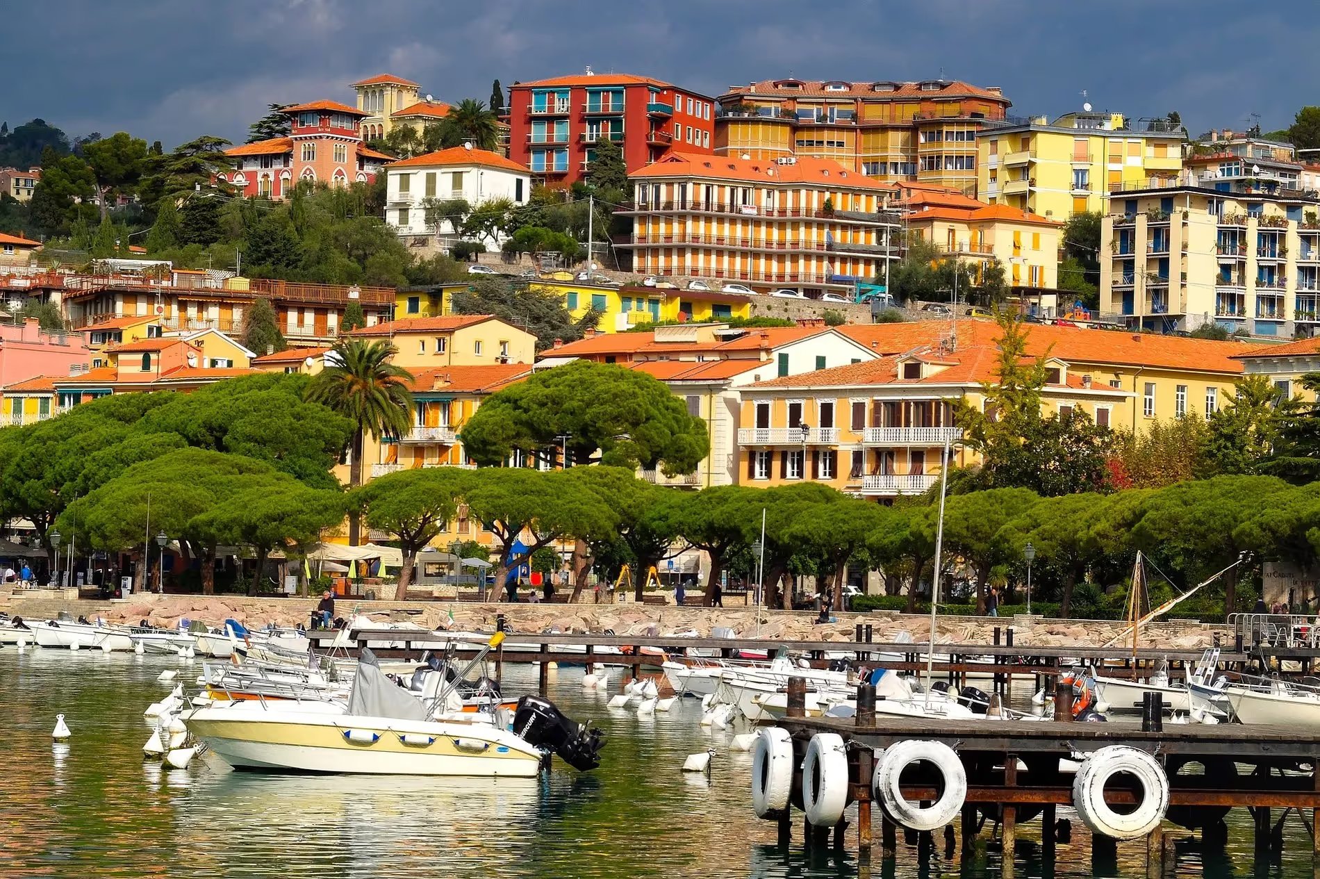 Vue sur les bâtiments colorés de Lerici, Italie, avec des bateaux amarrés au premier plan.