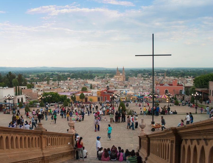 Vue sur le centre historique de Lagos avec de nombreuses personnes profitant de la place.